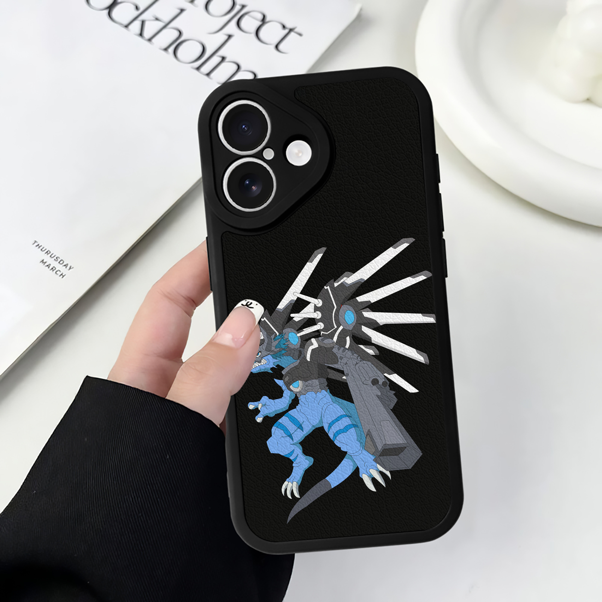 （画像用） Digimon デジタルモンスター/デジモン 【iPhone 16シリーズ対応】シリコンスマホケース（レザー調） 材質：シリコン